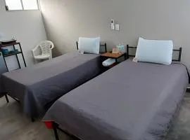 SUITE Begonia, AA, cocineta, baño privado, ubicada