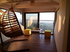 Damiano's Penthouse Old Bazaar - Castle to Coast View，位于克鲁亚的酒店