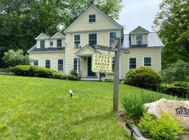 Green River Bridge Inn，位于Guilford的酒店