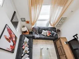 Parking! 5BR House! 10min Walk to Eaton Center! 7min Walk to YongeDundas Subway Station!