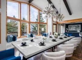 10 Br with Large Hot tubs 130 Proj Screen FirePit