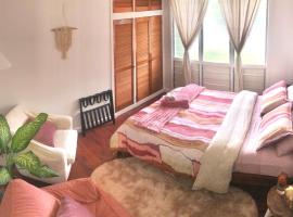 BEACH Boho 70s Entire Home WALK Cafe & Beach，位于Nightcliff的酒店