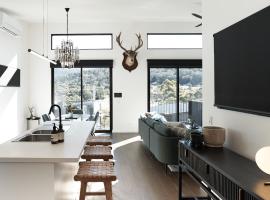 PISTE LUXURY CHALET - Lake Crackenback Resort，位于克拉肯巴克的酒店