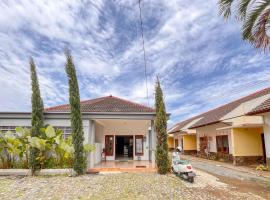 RedDoorz at Penginapan Garuda Batu，位于Punten的酒店