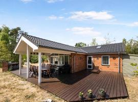 Cozy Newer Large Holiday Home In Snogebæk，位于内克瑟的酒店