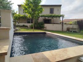 Villa face au Mont Ventoux avec bassin，位于Modène的酒店