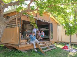 Camping Onlycamp Les Vailhés，位于洛代夫的酒店