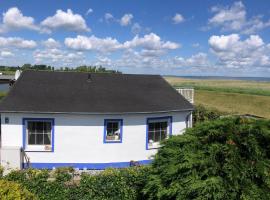 Sonniges Strandhaus mit Wasserblick am Haff mit 2 Schlafzimmern für 4 Pers，位于Mönkebude的酒店