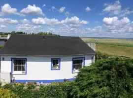 Sonniges Strandhaus mit Wasserblick am Haff mit 2 Schlafzimmern für 4 Pers