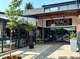 Pipacs Panír & Grill Garden Vendégház，位于Győrújbarát的酒店