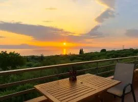 Spacious Cottage - Panoramic Sea & Mountain Views