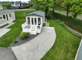 Rural Retreat Chy Kensa a Hot Tub Haven，位于Grampound的带热水浴缸的酒店