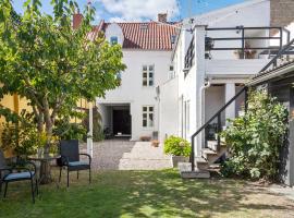 Lovely appartment in charming town house，位于阿森斯的酒店