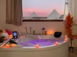 Luxury Panorama pyramids & jacuzzi，位于开罗的酒店