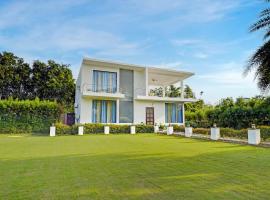Alaya Stays Tranquil Meadows 5 BHK Farmhouse with Private Pool Gazebo and Lush Garden，位于马尼萨的酒店
