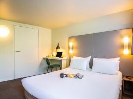 南鲁昂 - 克里昂厄尔夫钟楼酒店，位于克里昂的酒店