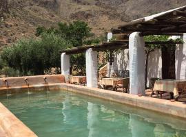 Cortijo rural la alberca，位于尼哈尔的带停车场的酒店