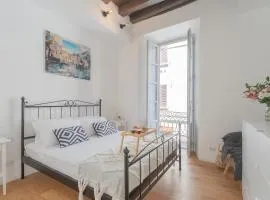Independence Apartment with Balcony by Rent All Como