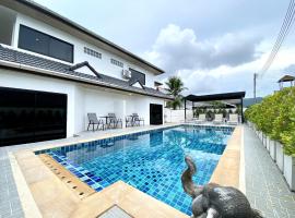 Chonlada Holiday Home - 2 BR Pool Access Bungalow - Kamala Beach，位于卡马拉海滩的简易别墅