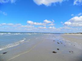 West meets East Witterings bungalow Seaside Resort，位于西威特灵的酒店