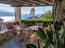 Hidden Gem with Sunset in the Aegean Sea, Two Traditional Homes in Ano Vathy, Samos，位于Vathý的酒店