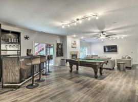 Rustic Escape w Game Room and Modern Amenities，位于派恩赫斯特的酒店
