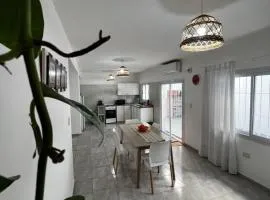 Departamento con cochera privada, parrilla, patio, 600m de plaza Principal