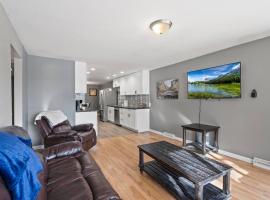 Central Huge Duplex - Sleeps 16，位于麦岭的酒店