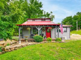 Hike, Swim and Fish Lakefront Cabin in Roach!，位于Roach的酒店