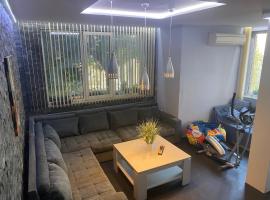 Luxury Seaside Villa with Jacuzzi & Garden - Varna，位于瓦尔纳的酒店