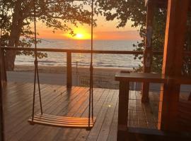 Coastal Oceanfront Hideaway w 3BR & Private Deck，位于马亚圭斯的酒店