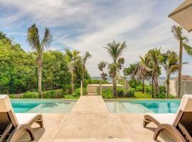 Santamar by Tao Beach Condos with Pool & Walk to Ocean，位于艾库玛尔的酒店