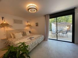 Suite parentale située dans le triangle d'or du Luberon，位于梅内尔伯的酒店