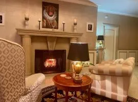 FINN VILLAGE Loch Lomond Villa - THE BLACK ROOM with Private Jacuzzi-Style Bath