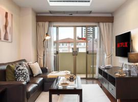 King-Suite with Balcony and a full Kitchen near ThonglorBTS，位于Khlong Toei的酒店