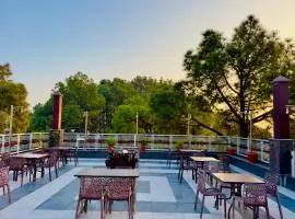 Hotel Pearl Grand White near VOLVO BUS STAND #private parking #AC ROOMS #in city centre