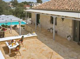 Villa Rei 3 Bedroom Villa with Pool，位于Vlachopoul&aacute;tika的带泳池的酒店