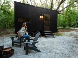 Postcard Cabins Wild Rose，位于Mount Morris的酒店