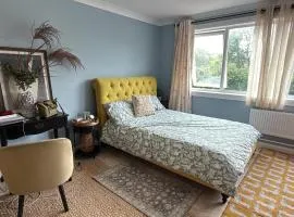 Milton Keynes Central Flat with Full Kitchen, Large Bed, Park View & Lots of Parking by MK City Centre, Shops, Malls, Restaurants, Attractions, Near Hospital SELF-CHECKIN Apartment