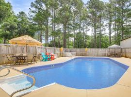 10 Mi to Mobile Bay Family Apt in Silverhill!，位于Silverhill的酒店