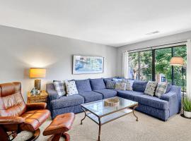 Walk to the Beach from Your Springwood Villa Retreat，位于希尔顿黑德岛的酒店