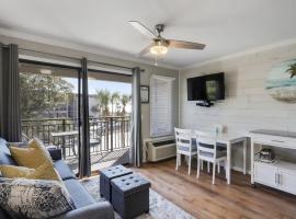 Seaside Villa with Ocean Views & Balcony Bliss，位于希尔顿黑德岛的酒店