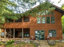 The Cedar Lakehouse in Lake Tomahawk WI，位于Lake Tomahawk的酒店