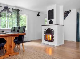 Peaceful cabin with fireplace in the middle of nature，位于赫尔的木屋