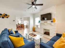 Modern 2BR Kansas City Condo Near Downtown，位于堪萨斯城的酒店