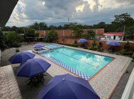 Hotel Y Piscina Malecón，位于阿卡西亚斯的酒店
