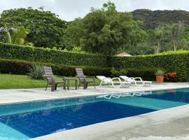 Espectacular casa vacacional con jacuzzi y piscina privada，位于Nilo的酒店