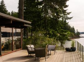 Waterfront Port Orchard Retreat with Furnished Deck!，位于奥查德港的酒店