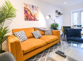 Two Bedroom Flat By Littlepiggyrentals Short Lets & Serviced Accommodation Cranfield With Balcony & Fast Wi-Fi，位于克兰菲尔德的酒店