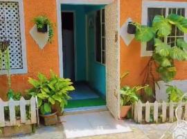 Whispering Waters Nature's Cottage，位于金斯敦的酒店
